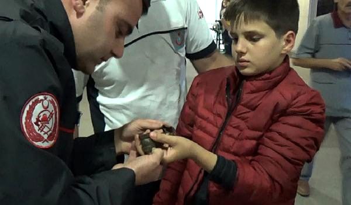 Parmağı vanaya sıkışan çocuğu itfaiye kurtardı