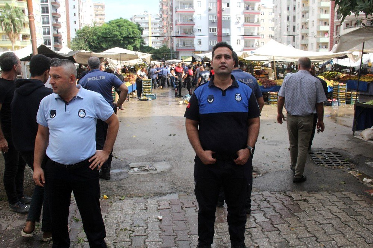 Pazarcıların yer kavgası halkı mağdur etti