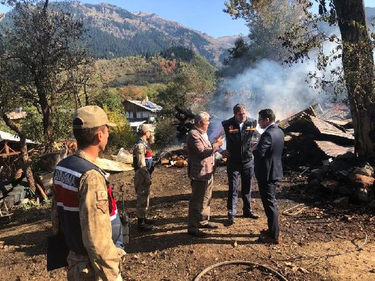 PTT emeklisi toprağa verilirken evi yandı