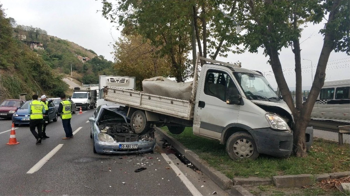 Samsun\'da otomobil kamyonetin altına girdi: 2 yaralı