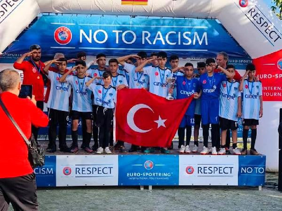 Şırnak UYAFA Takımı, Barcelona\'da ikincilik kupasını kaldırdı
