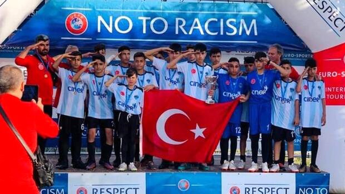 Şırnak UYAFA Takımı, Barcelona\'da ikincilik kupasını kaldırdı