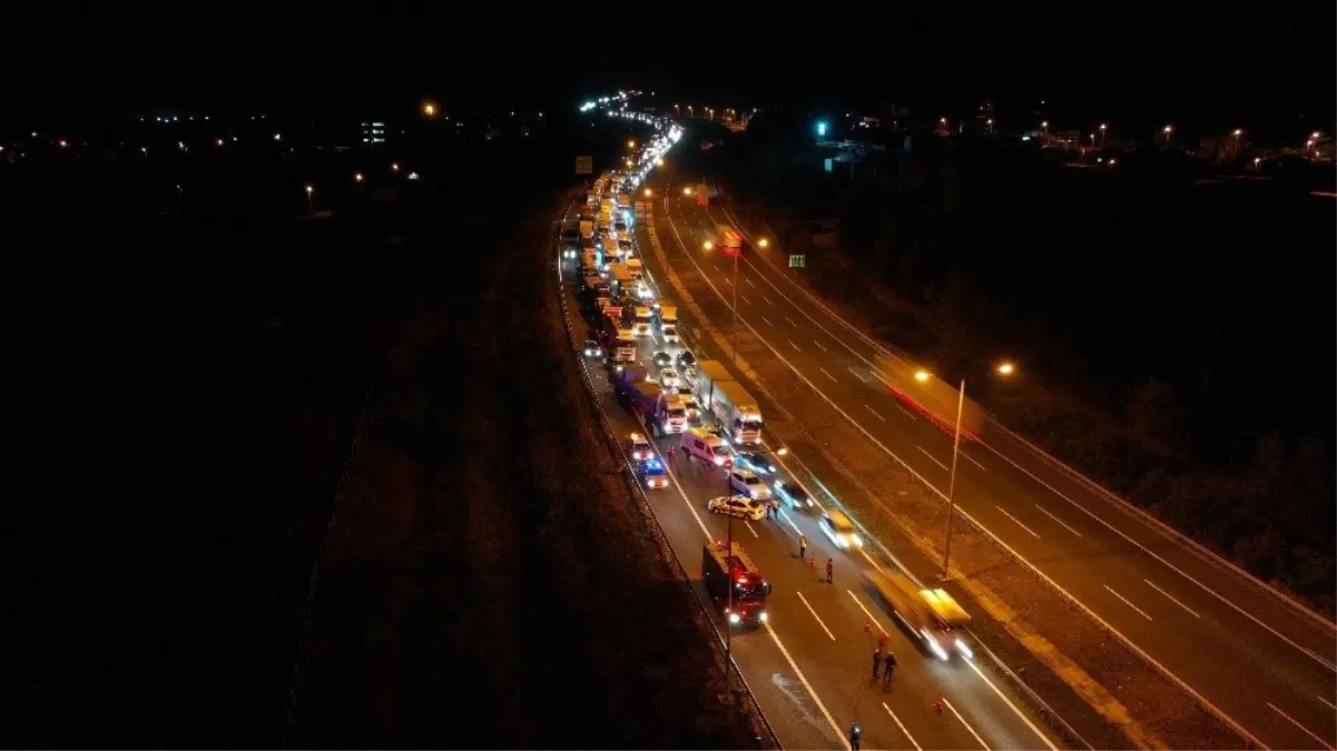 TEM\'de dorsesi yanan ip yüklü tır otoyolu trafiğe kapattı