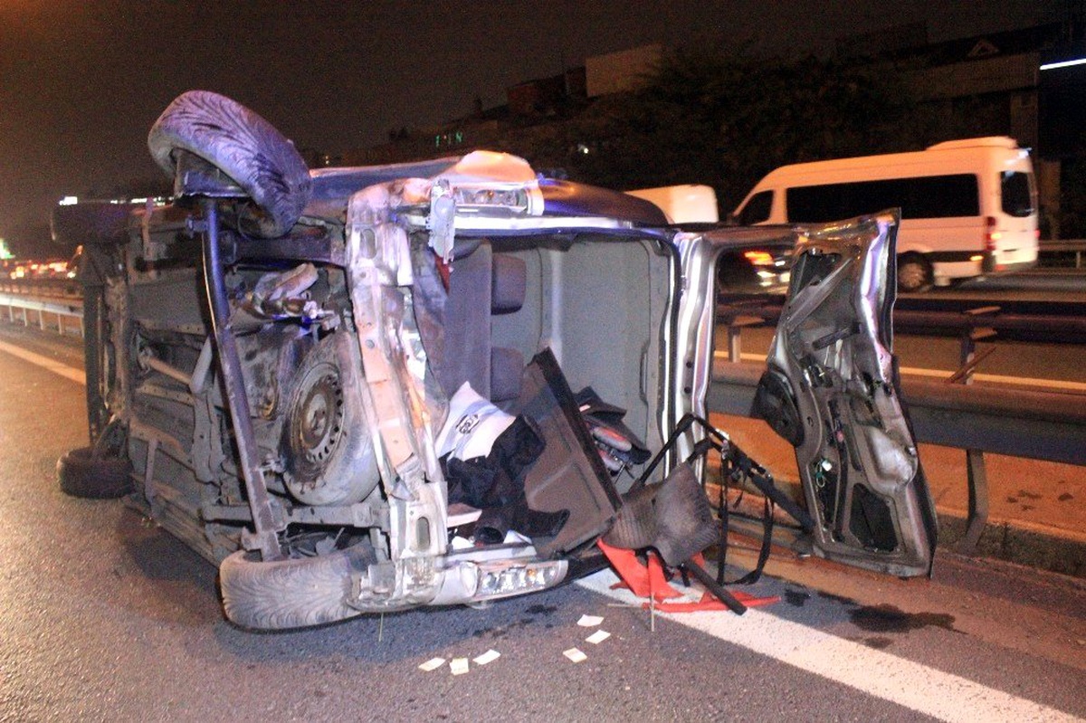 TEM\'de otomobilin çarptığı araç takla attı: 2 yaralı