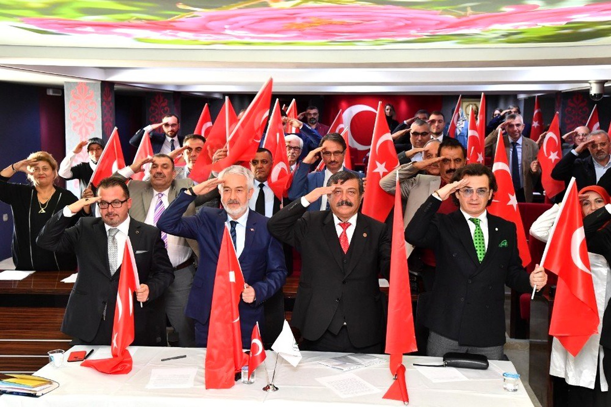 Tüm meclis üyeleri ortak kararda birleşti, hepsi imza atarak, oy birliğiyle kabul etti