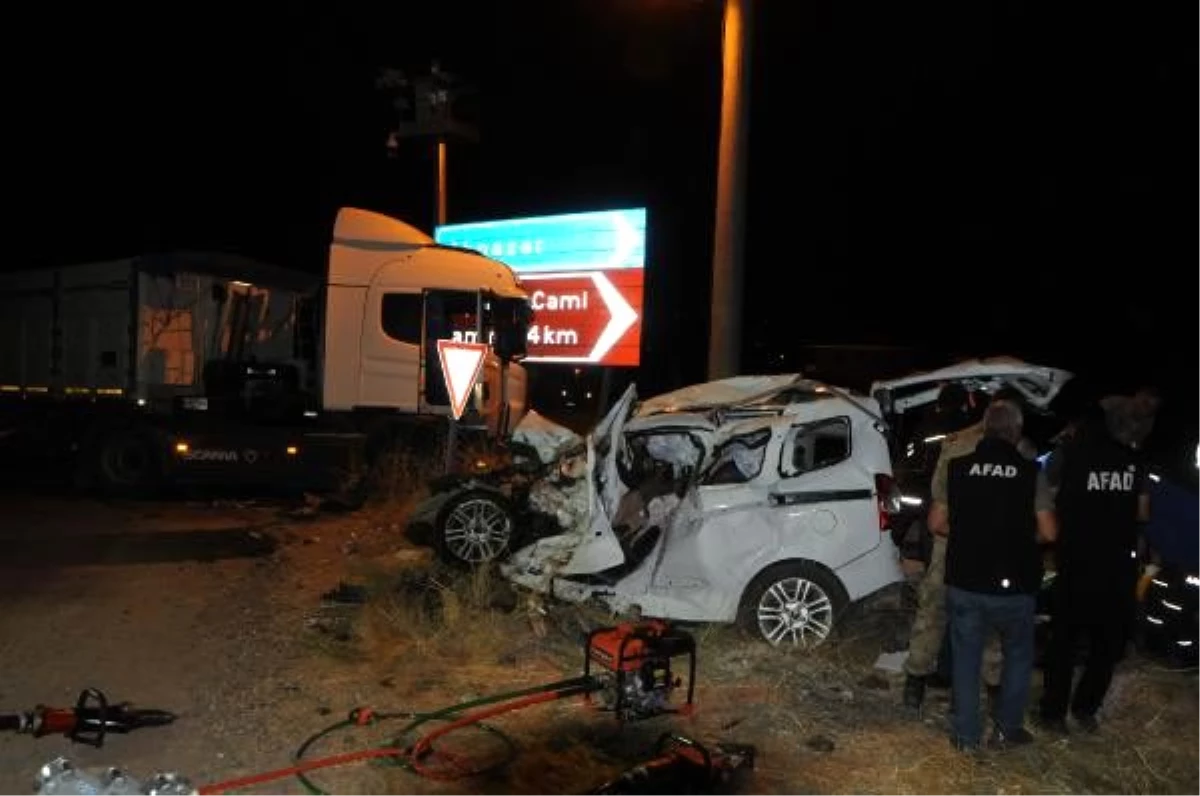 Tunceli\'de, TIR ile çarpışan hafif ticari araçtaki 4 kişi öldü