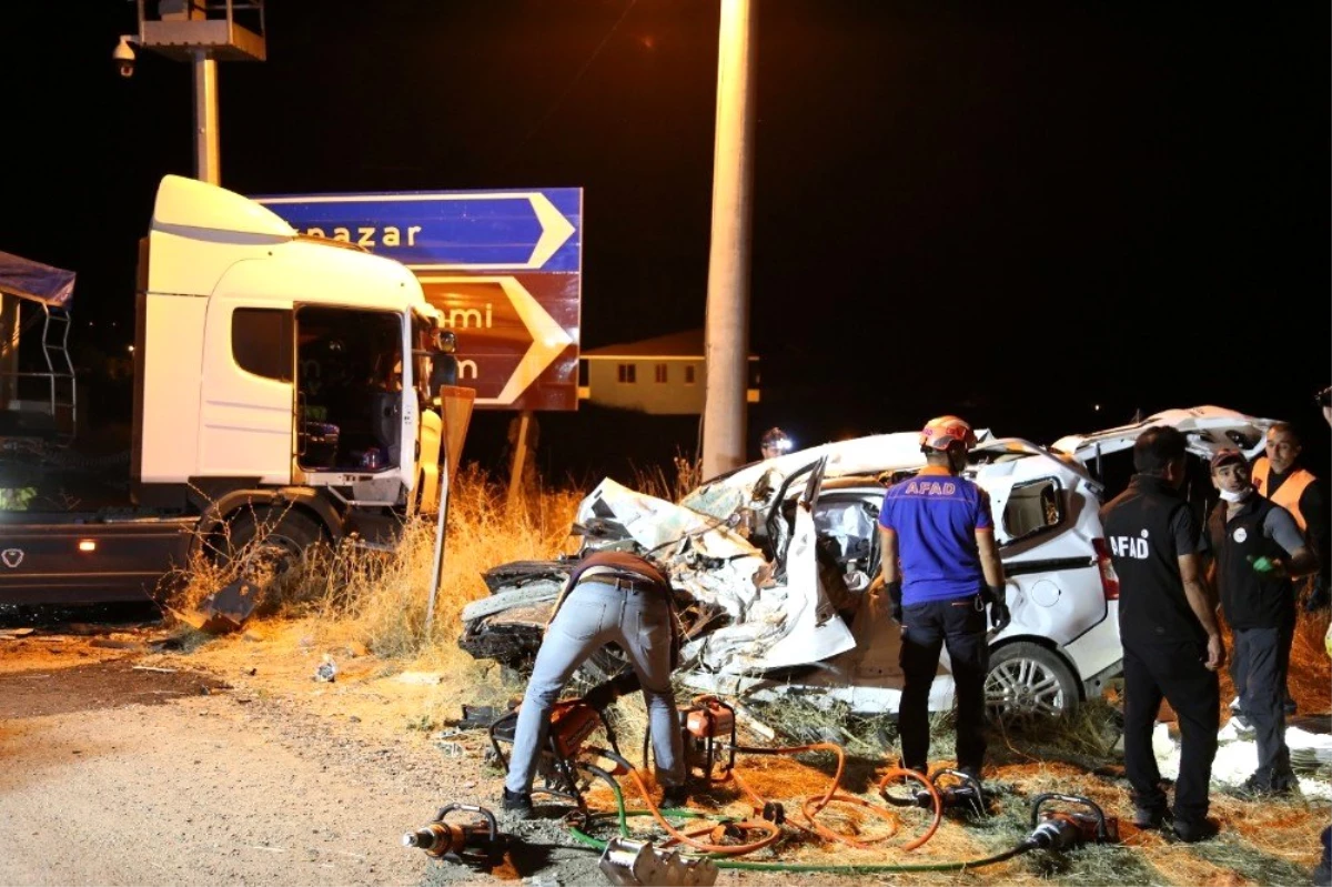 Tunceli\'de tır ile hafif ticari araç çarpıştı: 4 ölü