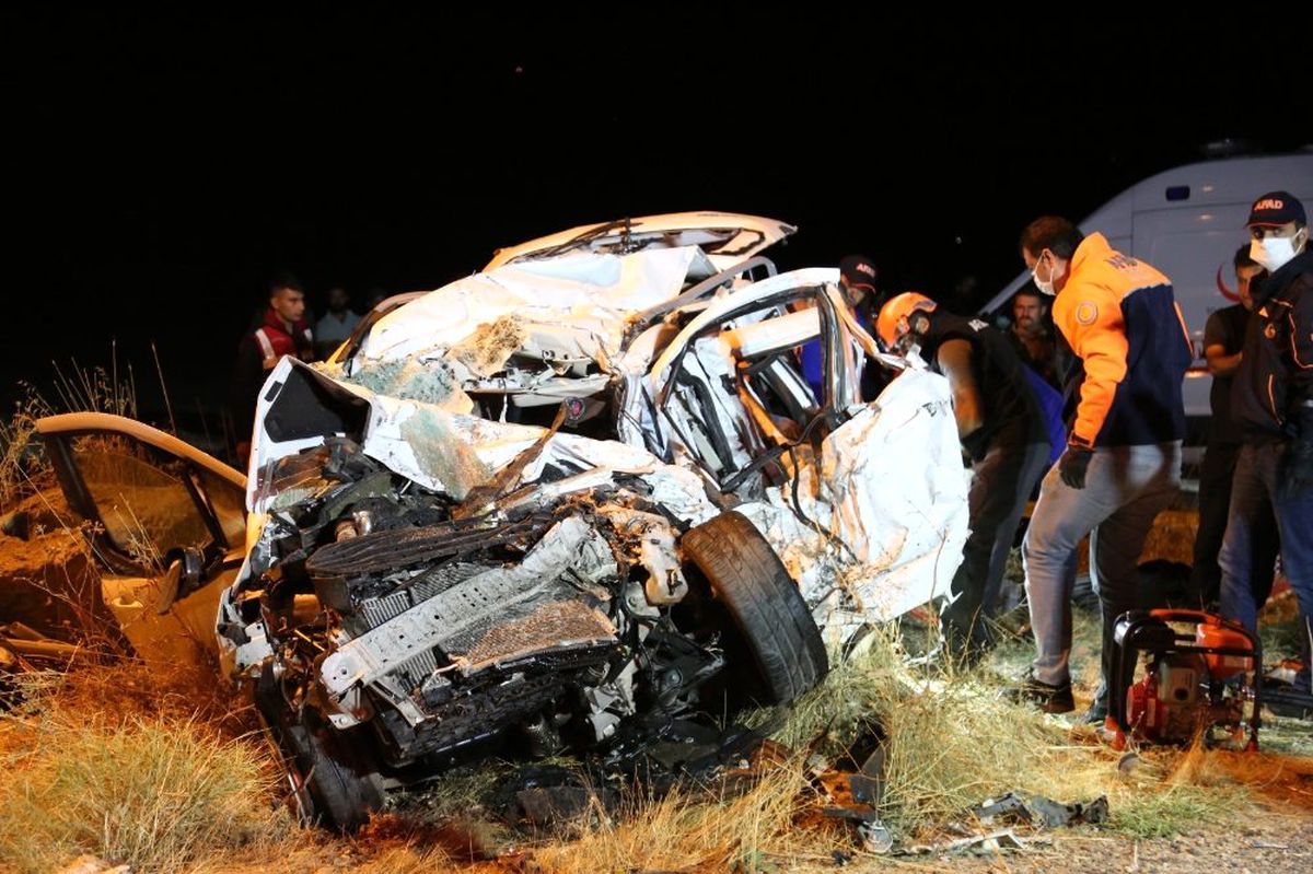 Tunceli\'de tır ile hafif ticari araç çarpıştı: 4 ölü