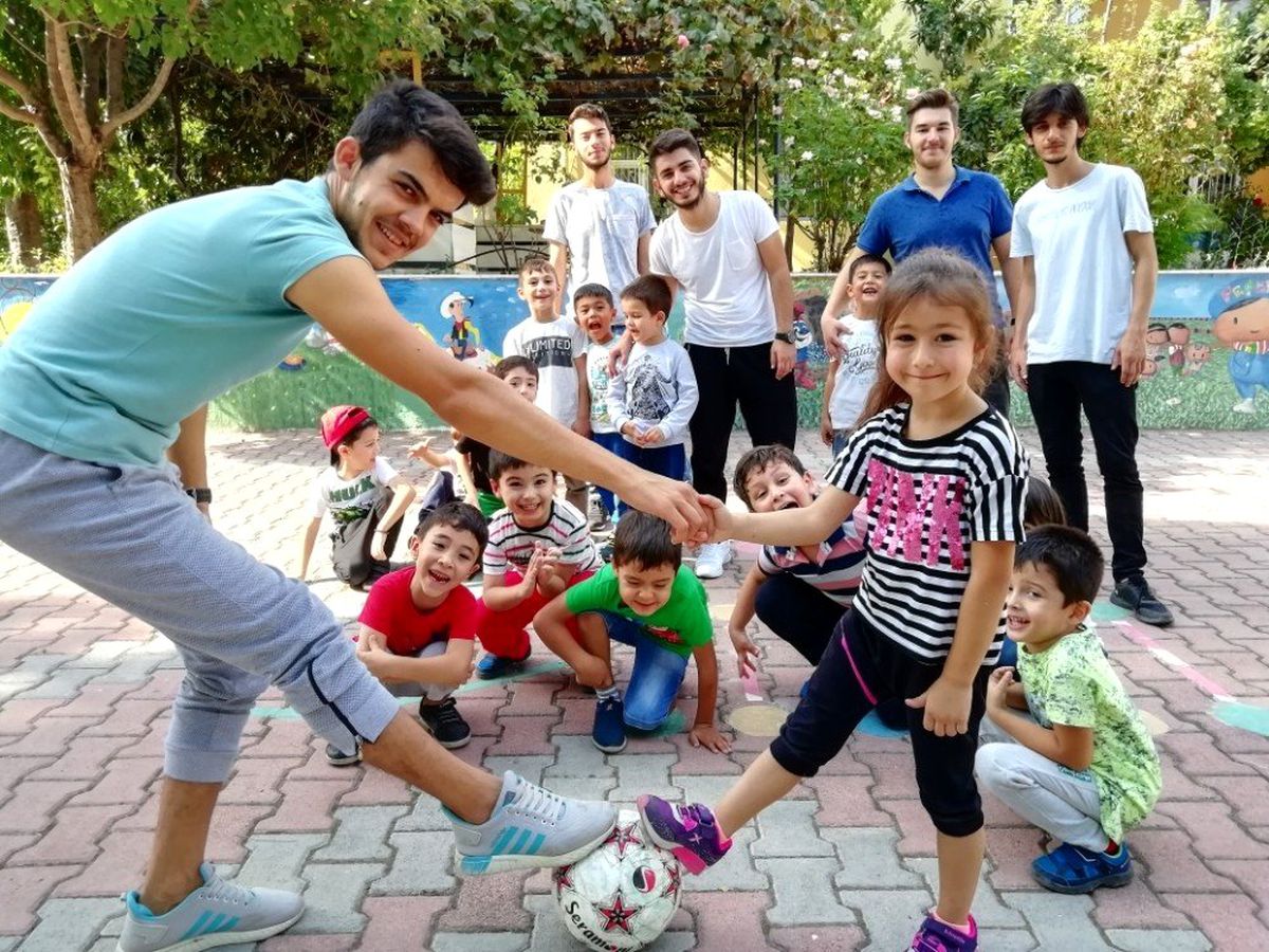 Üniversiteliler miniklerle buluştu