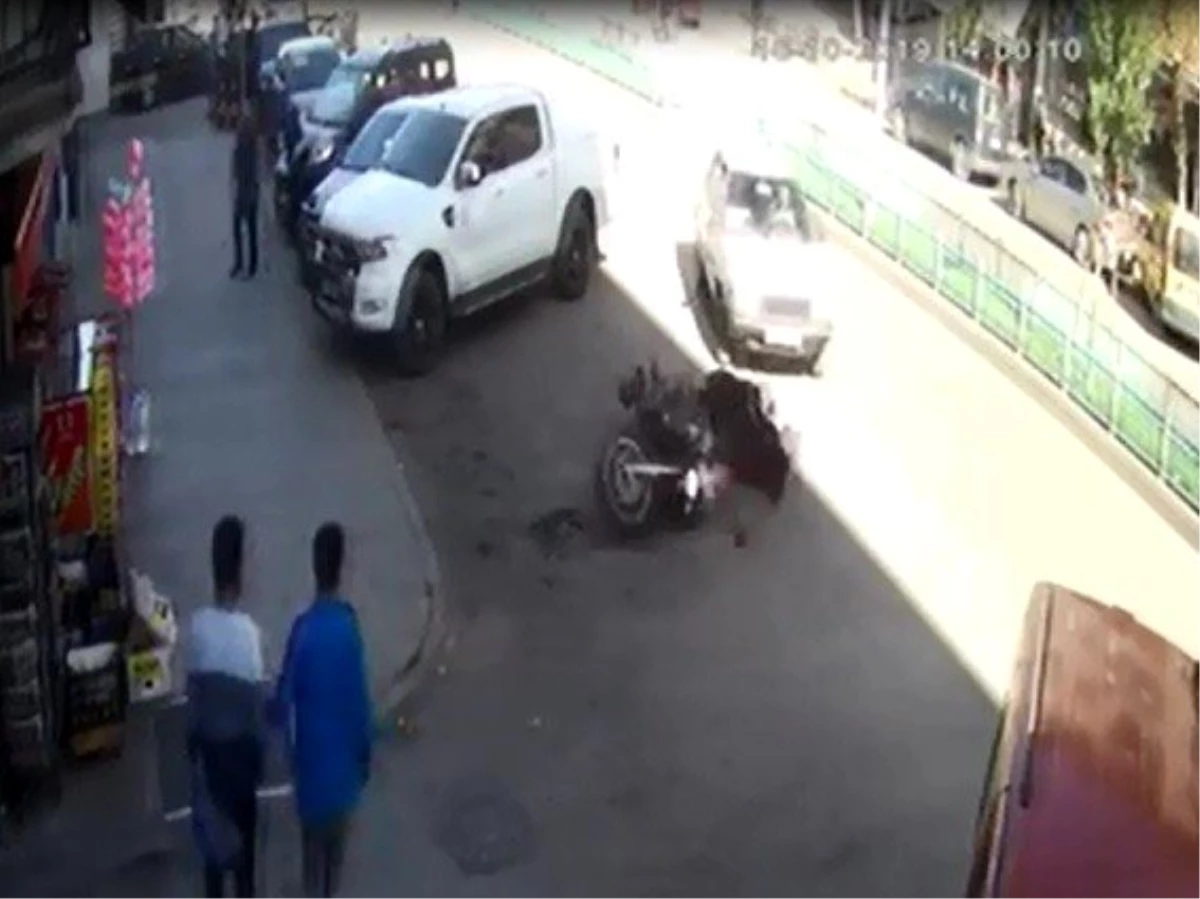 Yanlış manevra yapan sürücü polis motosikletine çarptı: 2 yaralı