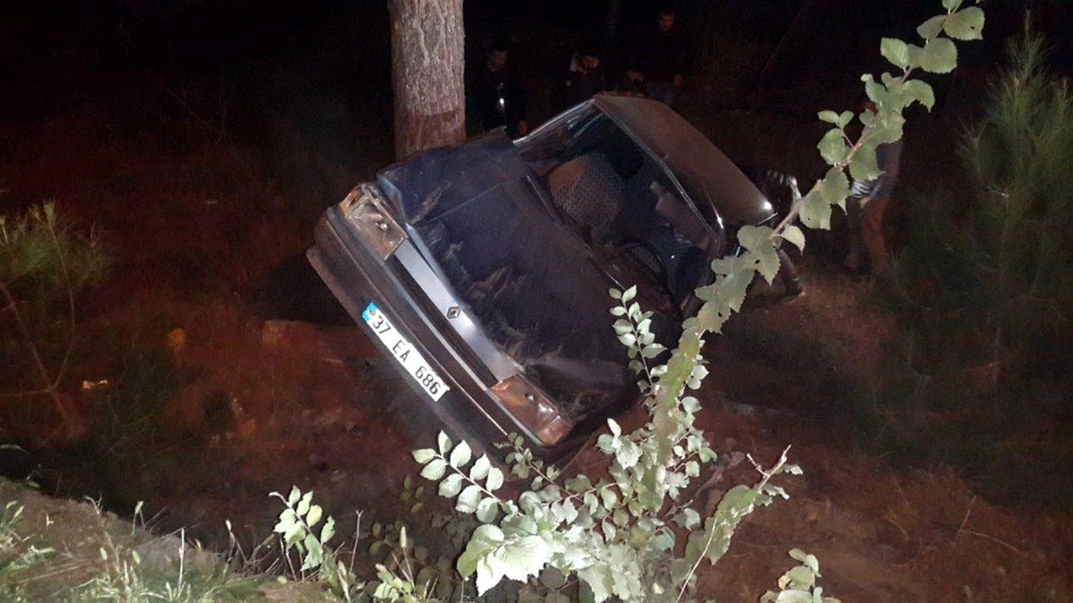 Yoldan çıkan otomobil ağaca çarptı: 2 yaralı