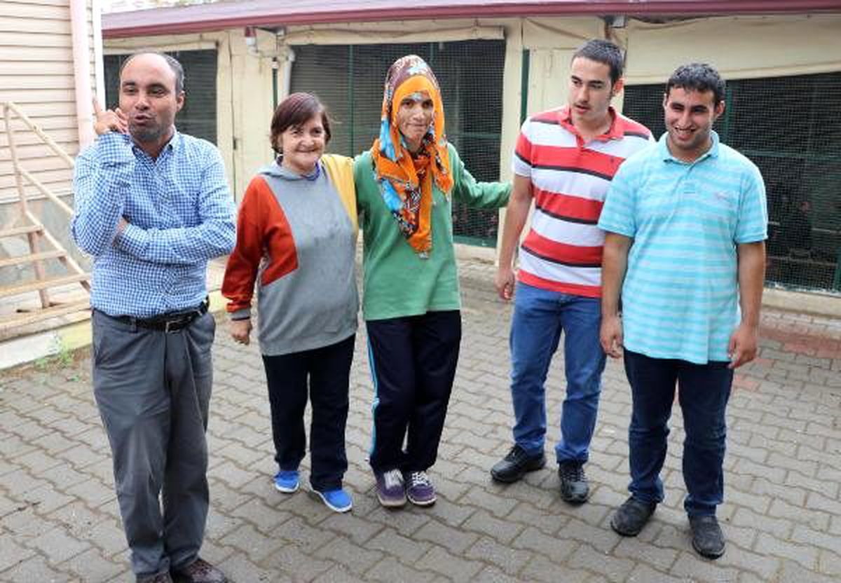 Zihinsel engelliler yumurta toplayıp, araç yıkıyor