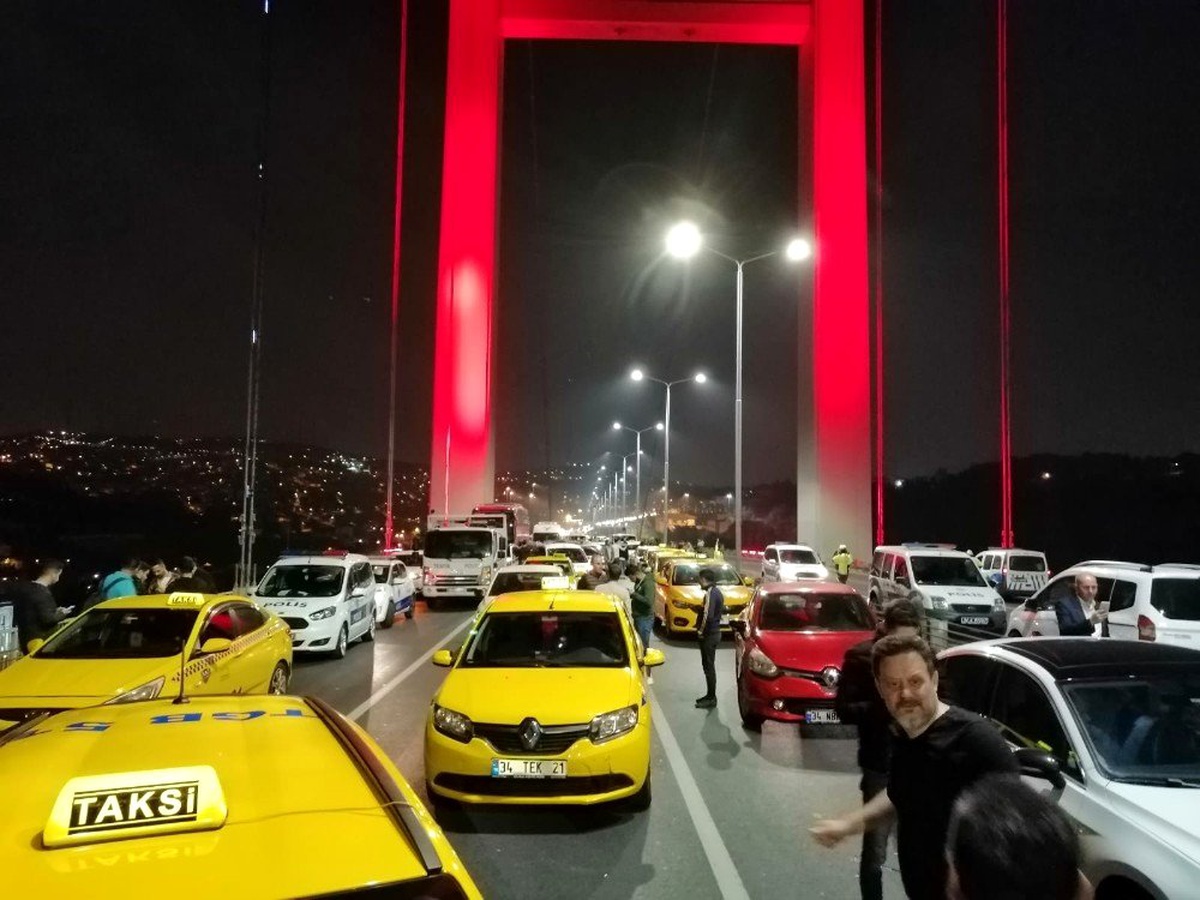 15 Temmuz şehitler köprüsü Avrupa yakası istikametinde eli silahlı bir şahıs yolu kapattı.