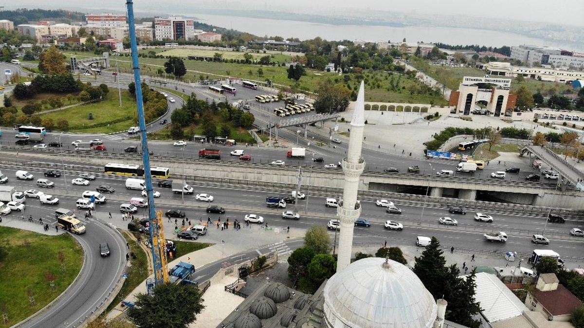 5.8\'lik depremde yıkılan minarenin ikizi sökülmeye devam ediyor