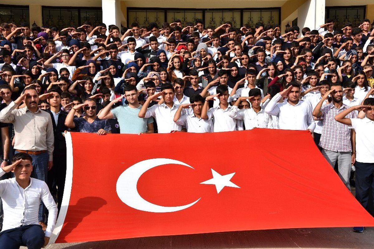 700 öğrenci Mehmetçiğe selam çaktı