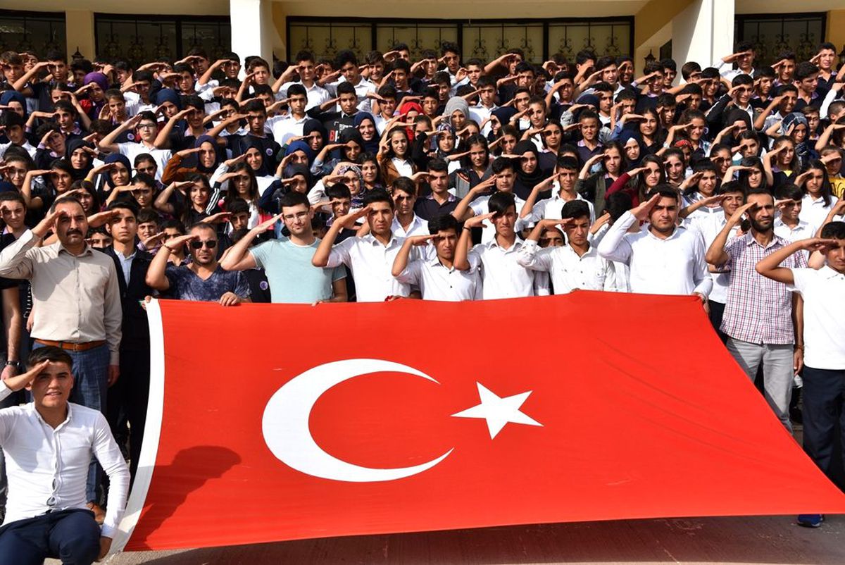 700 öğrenci Mehmetçiğe selama durdu