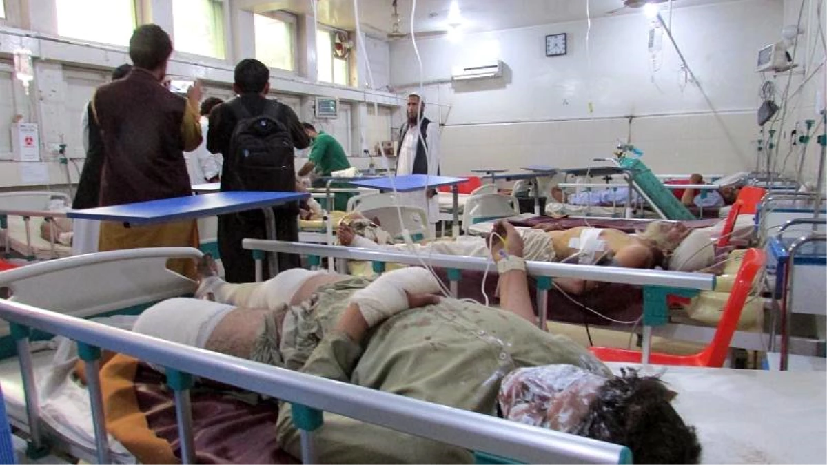 Afganistan\'da cuma namazına bombalı saldırı: En az 60 ölü