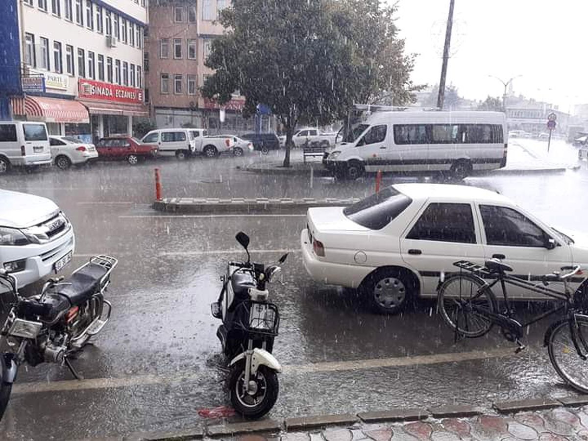 Afyonkarahisar\'da şiddetli yağış zor anlar yaşattı