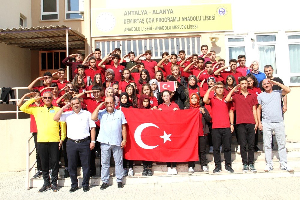 Alanyalı öğrencilerden Mehmetçiğe moral mektubu