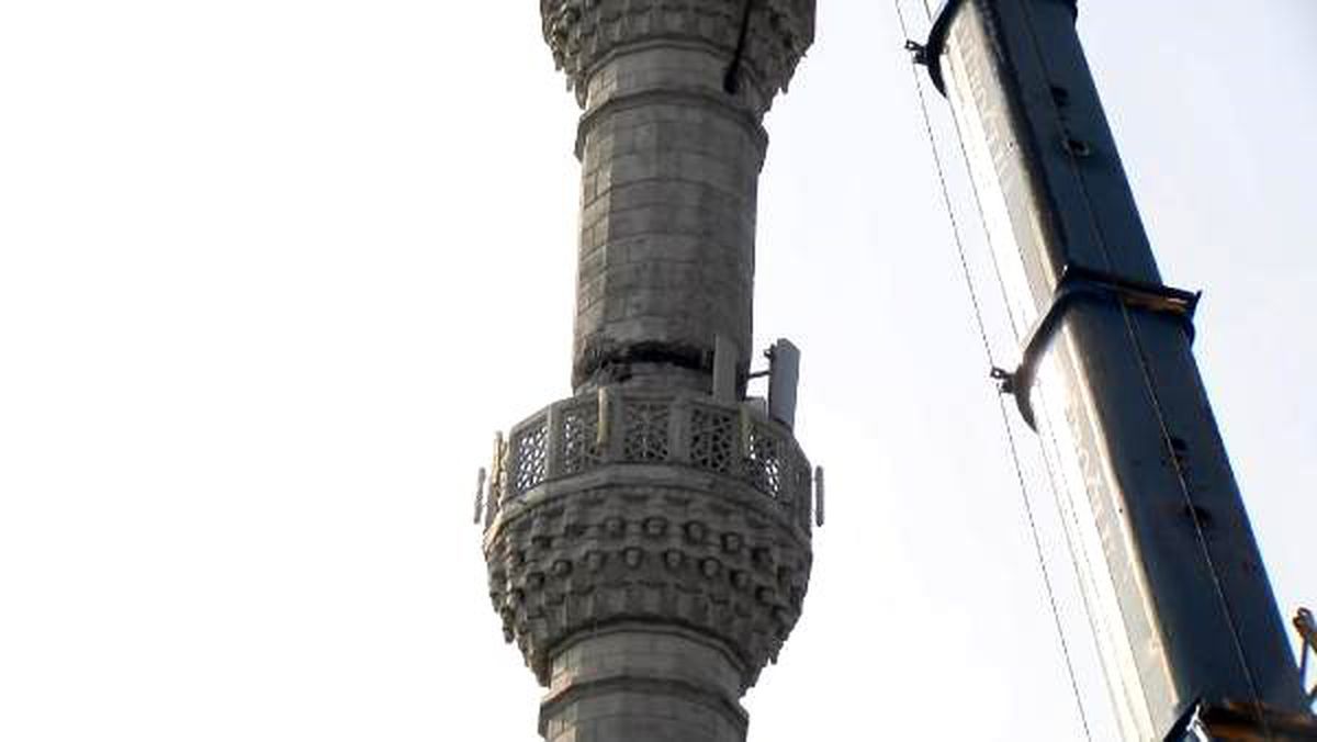 Avcılar\'da cami minaresinde ikinci parça da söküldü