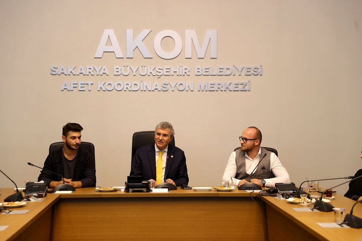 Başkan Yüce, SAÜ öğrencileri ile AKOM\'da buluştu