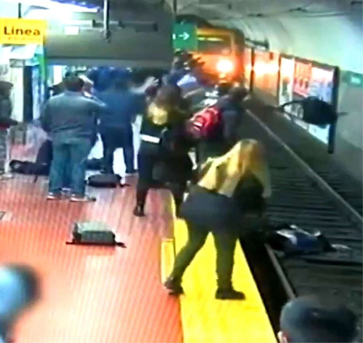 Bayılan kişinin metro raylarına ittiği kadın ezilmekten son anda kurtuldu
