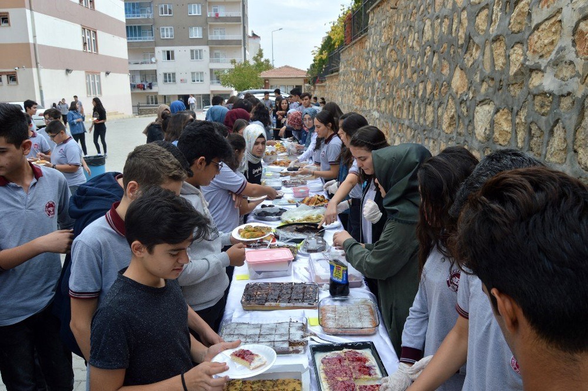 Besni\'de öğrencilerden Barış Pınarı Harekatına destek kermesi
