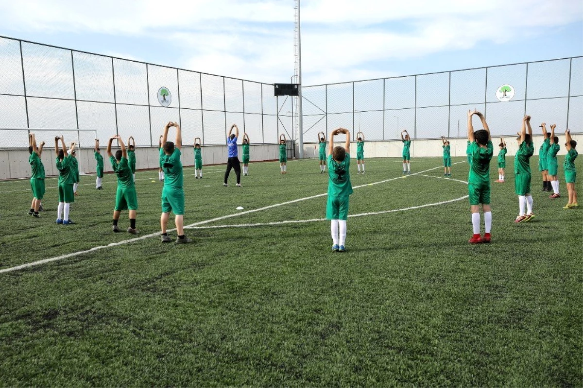 Beykent Stadyumu\'nda Futbol Spor Okulu büyük ilgi görüyor