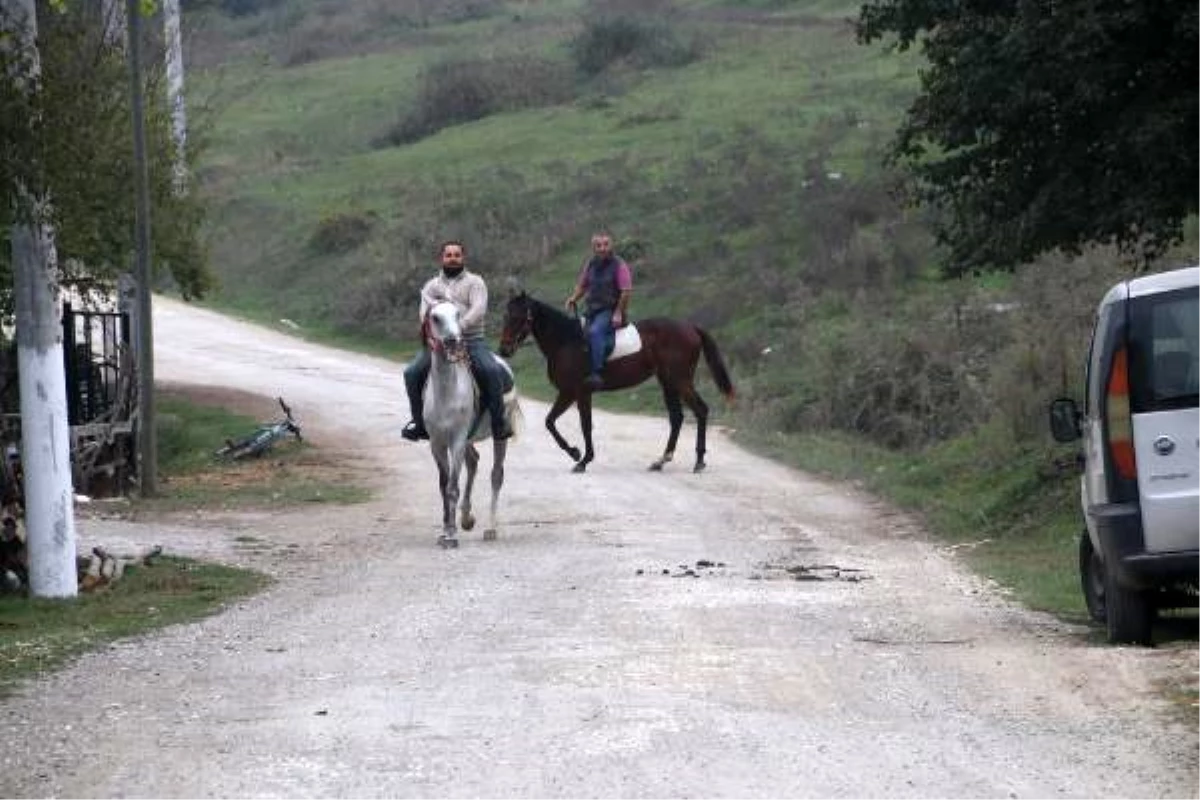 Bozuk yolları atlarla geçmeye başladılar