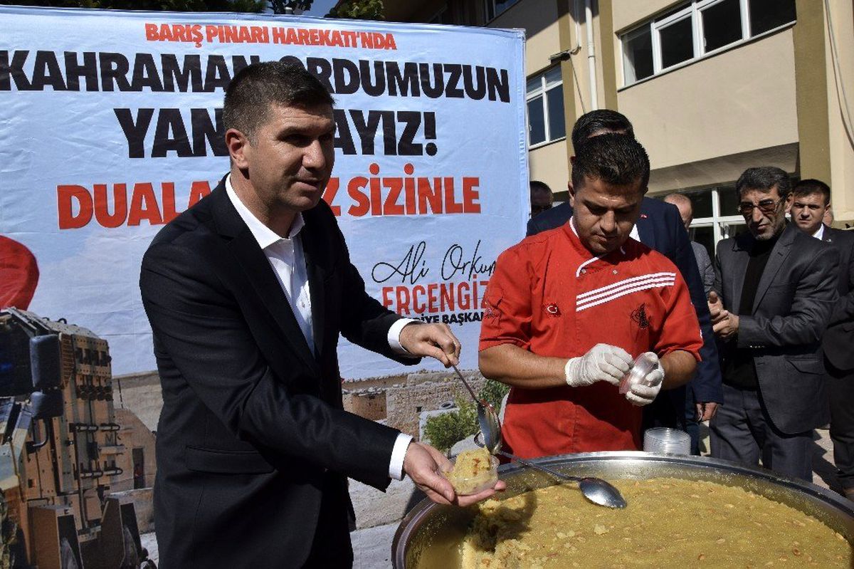 Burdur Belediyesi şehitler için helva dağıttı