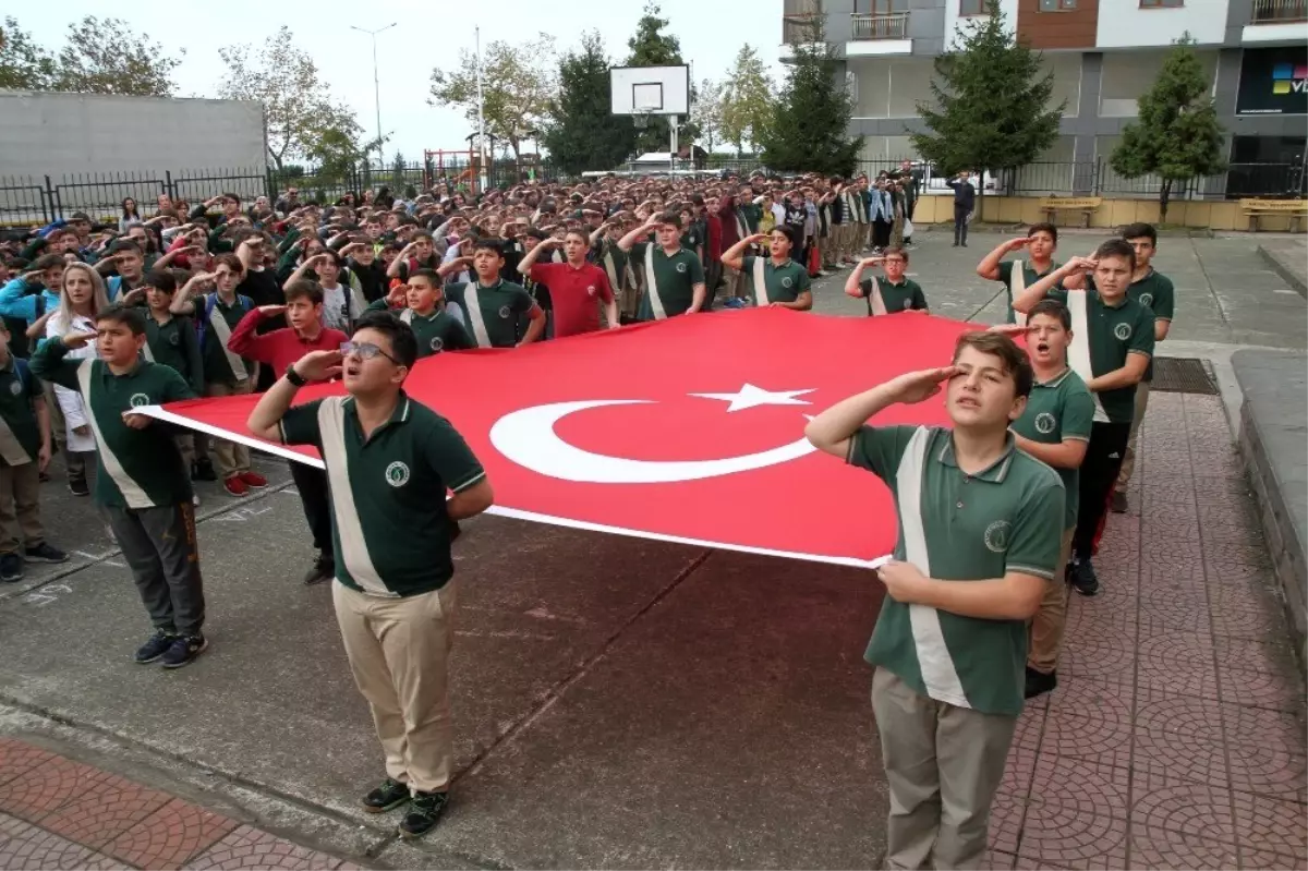 Çayeli\'de tüm okullarda İstiklal Marşıı asker selamı verilerek okundu