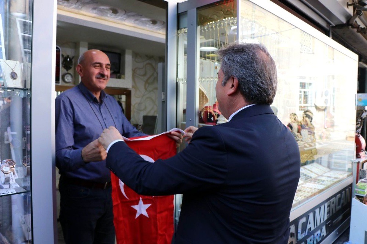 Cumhuriyet Meydanı Türk bayrakları ile donatıldı
