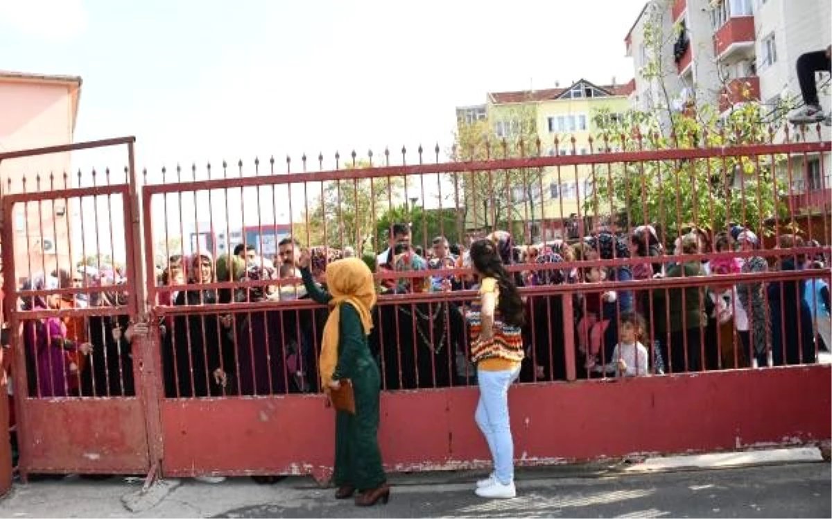 Depremde hasar gören okul boşaltıldı, veliler eylem yaptı