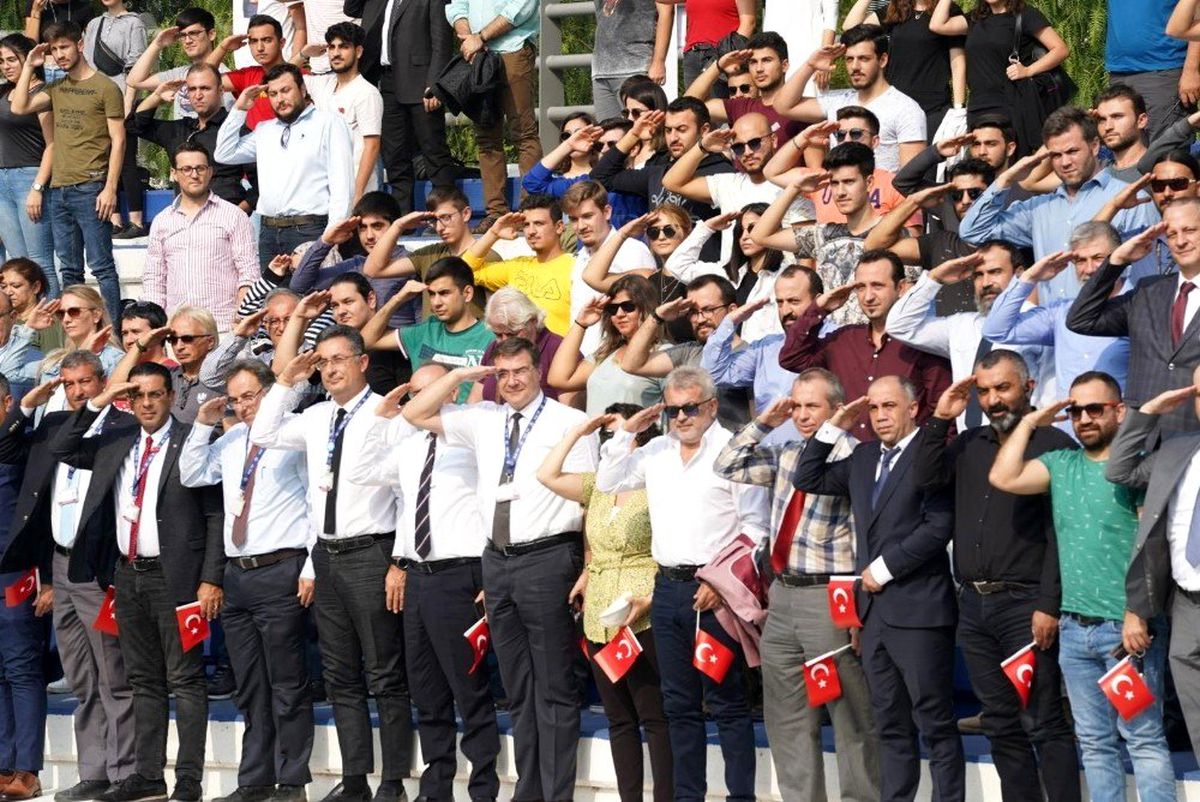 Ege Üniversitesi ailesi Mehmetçiğe \'asker selamıyla\' destek verdi