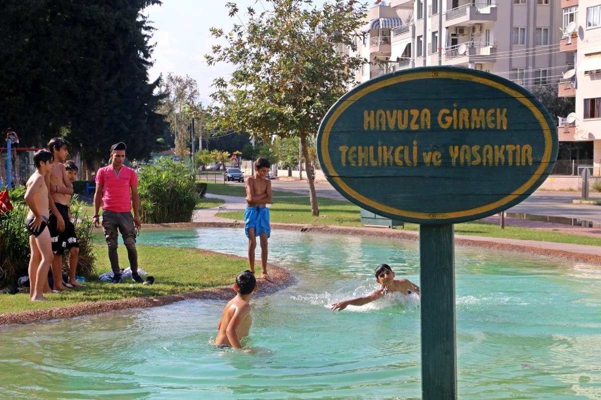 Ekim ayında çocukların süs havuzu keyfi