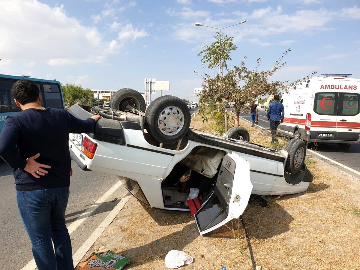 Elazığ\'da tır ile çarpışan otomobil takla attı: 3 yaralı