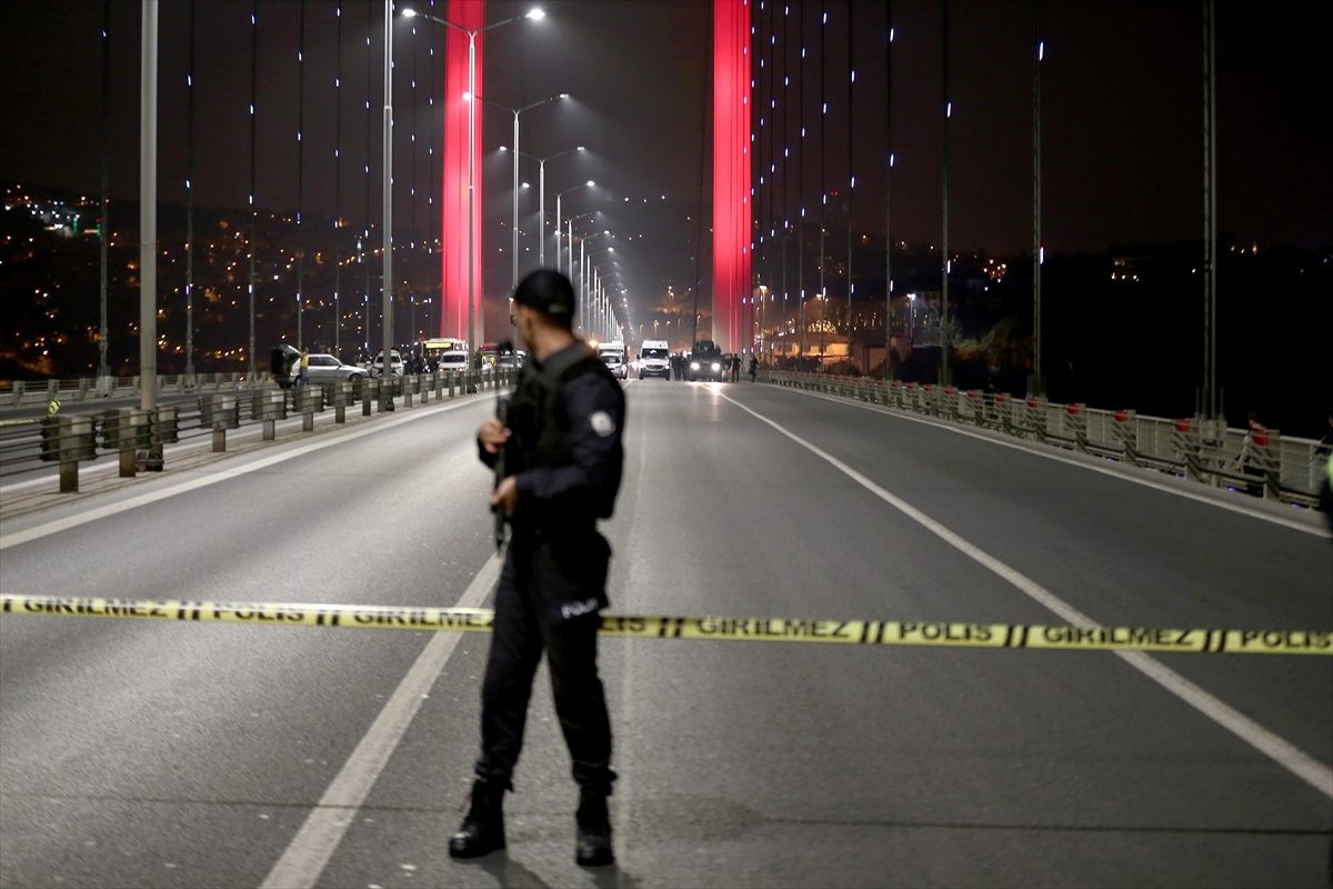 Elindeki silahla 15 Temmuz Şehitler Köprüsü\'nde trafiği durdurdu