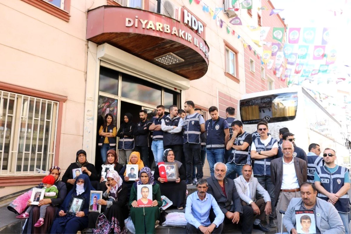 Engellere rağmen ailelerin HDP il binası önündeki eylemleri 46\'ncı gününde