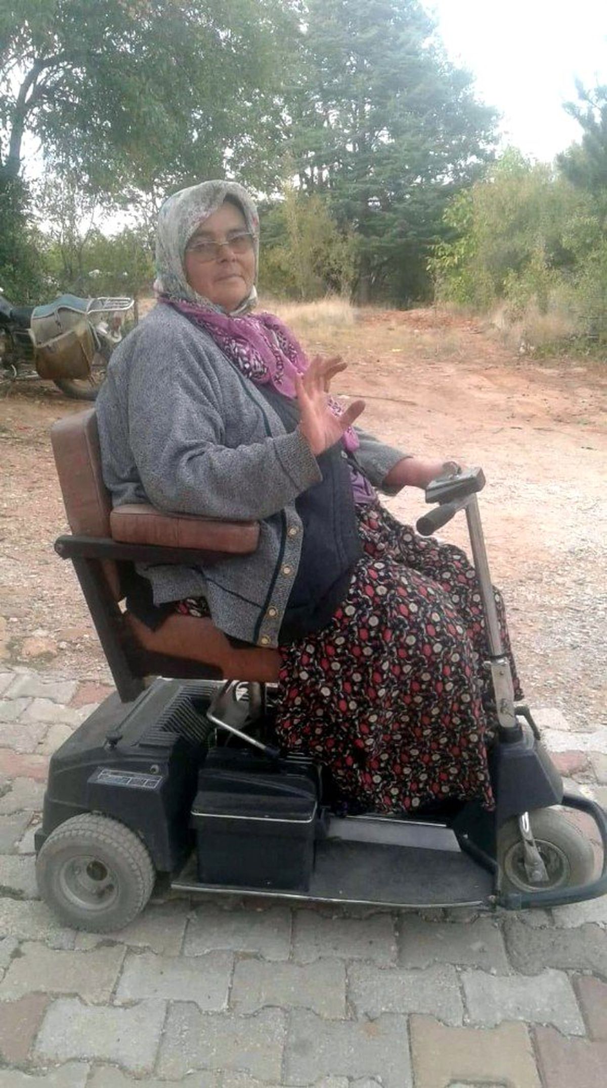 Engelli annenin akülü araba sevinci