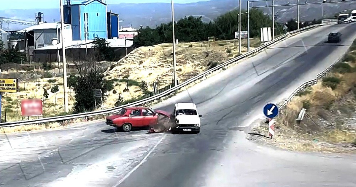 Erzincan\'da iki otomobilin çarpışma anı kamerada