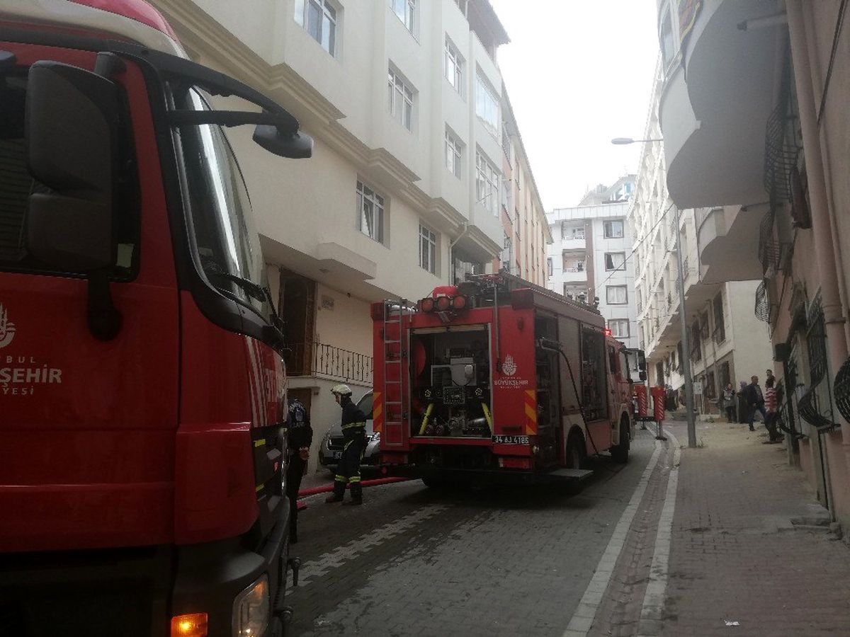Esenyurt\'ta korkutan çatı yangını