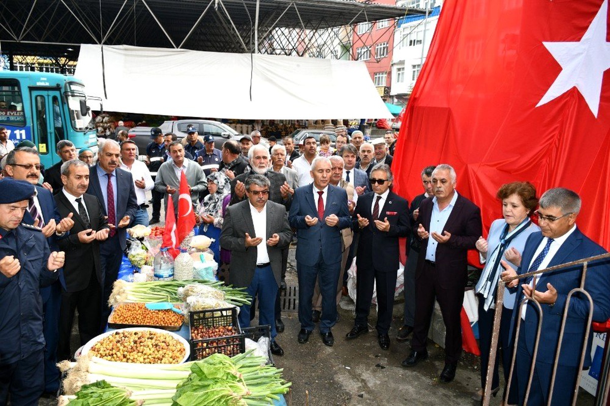 Esnaf ve vatandaşlara Türk Bayrağı dağıtıldı