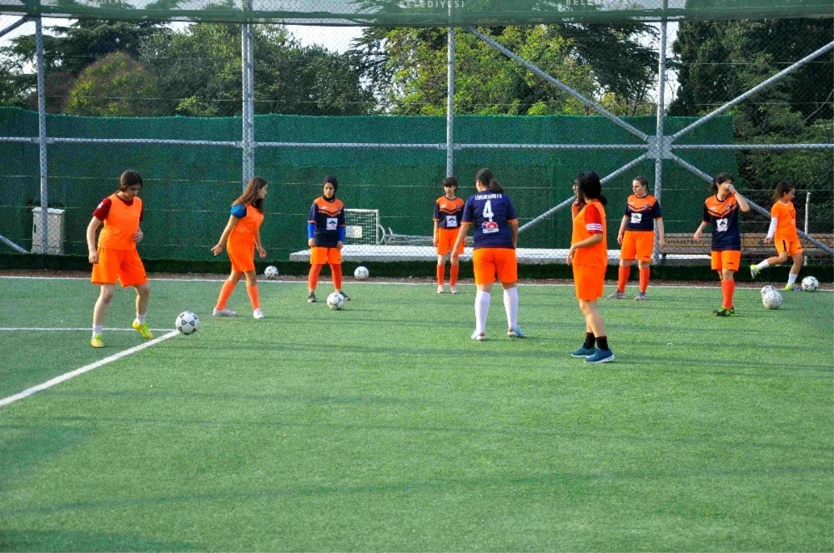 Eyüpsultan\'ın tek kadın futbol takımı dört kategoride mücadele ediyor