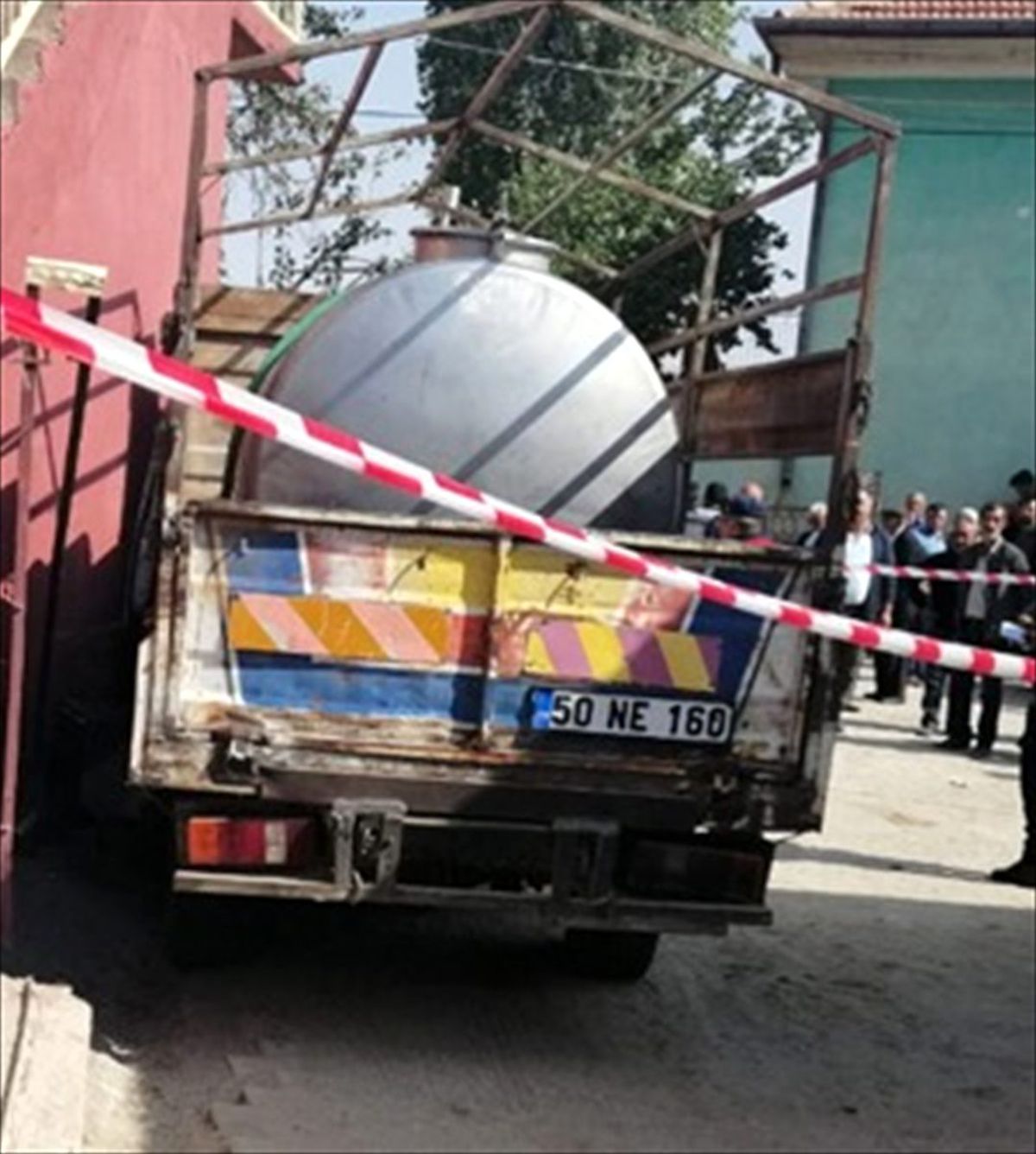 Freni boşalan kamyonuyla duvar arasında sıkışan sürücü öldü