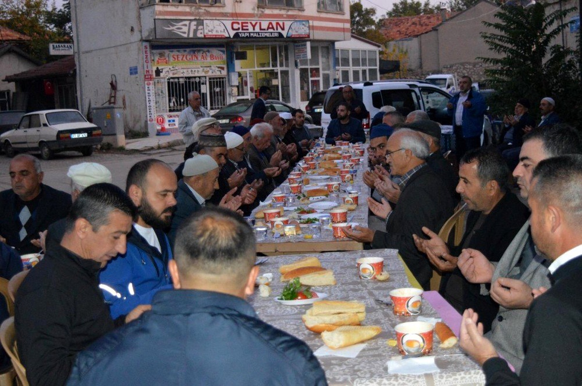 Gelendost Kaymakamlığı\'ndan sabah namazı sonrası çorba ikramı