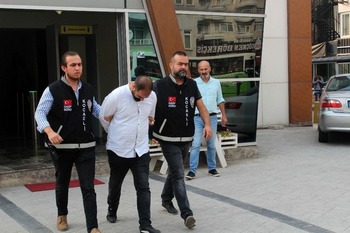 Genç çiftin ziynet eşyalarını polis kılığında, gasp eden şahıs yakalandı