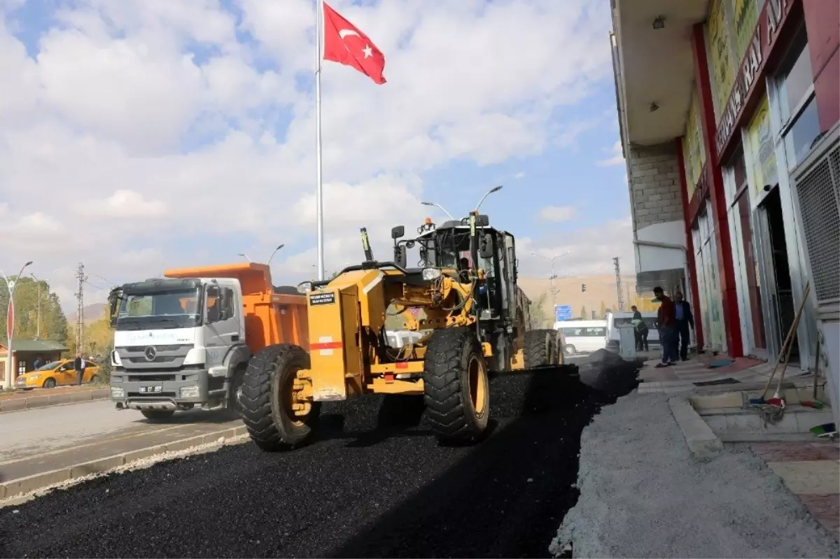 Gürpınar\'da yol asfaltlama çalışması