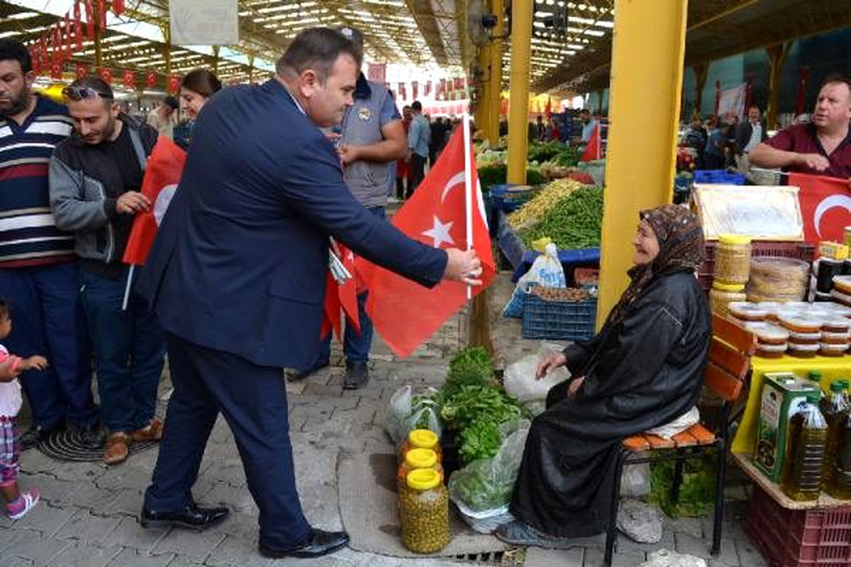 Havranlı pazarcılardan \'Barış Pınarı Harekatı\'na Türk bayraklı destek