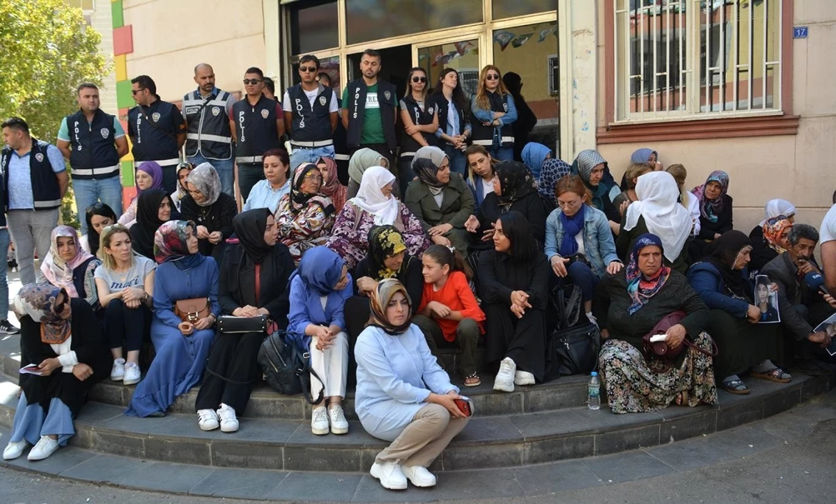HDP önündeki aileler ile partililer arasında gerginlik yaşandı: Eylem yapan anneye hakaret ettiler