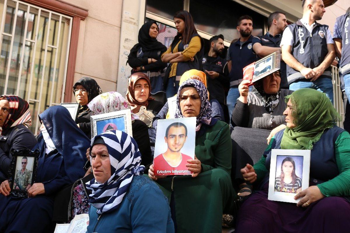 HDP önündeki aileler, Türkiye\'nin Barış Pınarı Harekatındaki başarısını değerlendirdi